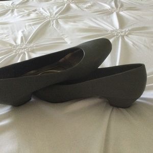 Dark grey low heeled pump-new